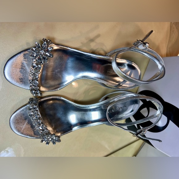 Nine West Off Course Silver Crystal flower dress shoes 7.5 - Picture 9 of 11
